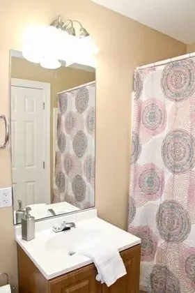 Lasalle 1c/2c · Spacious Gated Units w/ Parking Great for Families - Oda