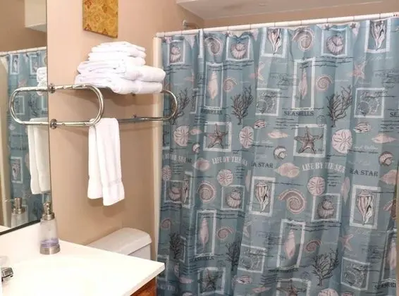 Lasalle 1d/2d · Spacious Unit Great for Groups in Gated Complex! - Oda