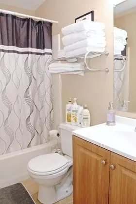 Lasalle 2C · Comfortable 4BR Apt. Perfect for Groups/families - Banyo Tipleri