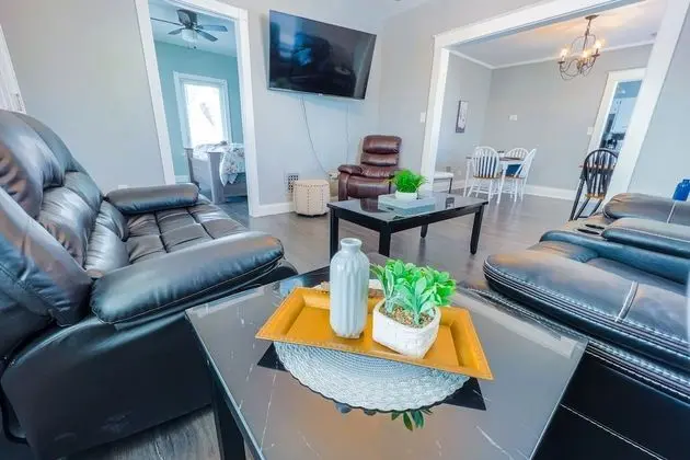 The LaSalle- With Private Yard & Parking - İç Mekan