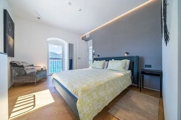 Villa Lastva is a Five Star Seafront Luxury Villa With Privite Pool - Oda