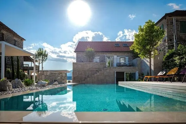 Villa Lastva is a Five Star Seafront Luxury Villa With Privite Pool - Öne Çıkan Resim