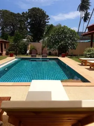 Laura's Guest House Samui - Havuz