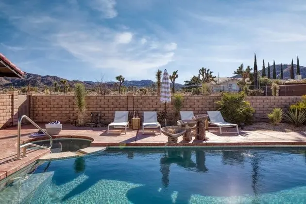 Lava Rocks by Avantstay Gorgeous Desert Haven w/ Pool, Hot Tub, Fire Pit & Ping Pong!