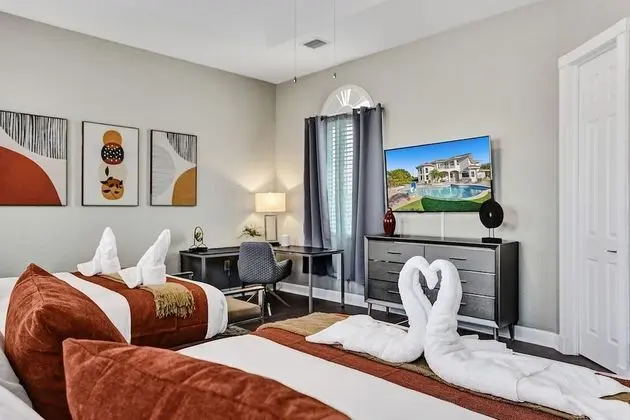 Lavish 8 Br Estate with Pool & Courts - Oda