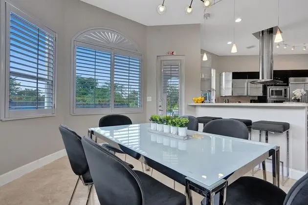 Lavish 8 Br Estate with Pool & Courts - Yerinde Yemek