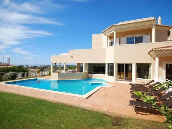 Lavish Villa in Albufeira With Private Swimming Pool