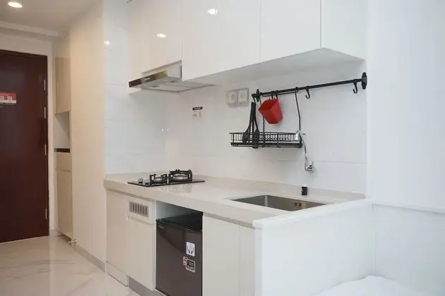 Lavish And Comfortable Studio At Sky House Bsd Apartment - Mutfak