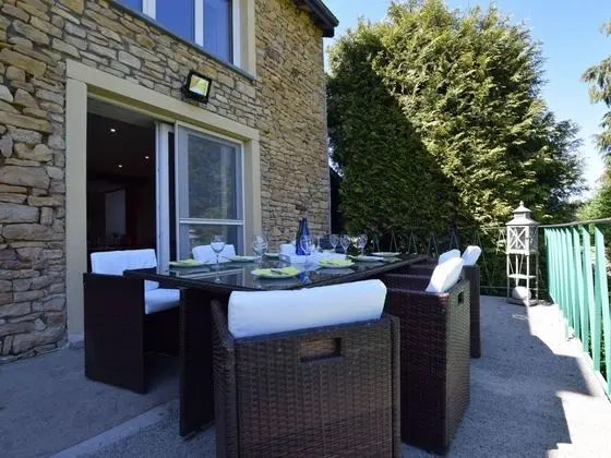 Lavish Holiday Home in Chassepierre With Terrace - Dış Mekan