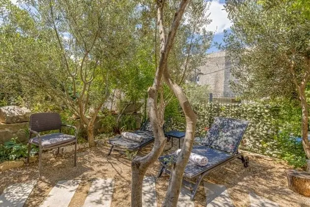 Lavish Holiday Home in Podstrana With Garden on the Hills - Dış Mekan