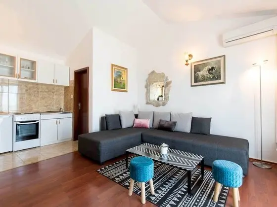 Lavish Holiday Home in Podstrana With Garden on the Hills - Öne Çıkan Resim