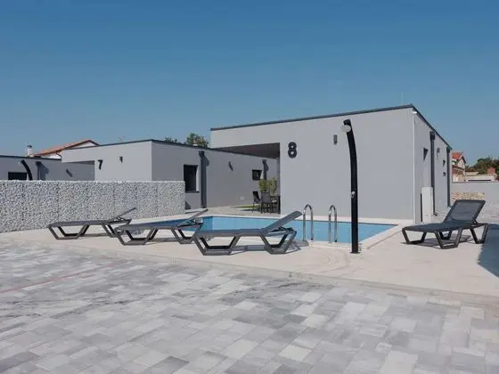 Lavish Holiday Home in Vir With Bubble Bath - Havuz