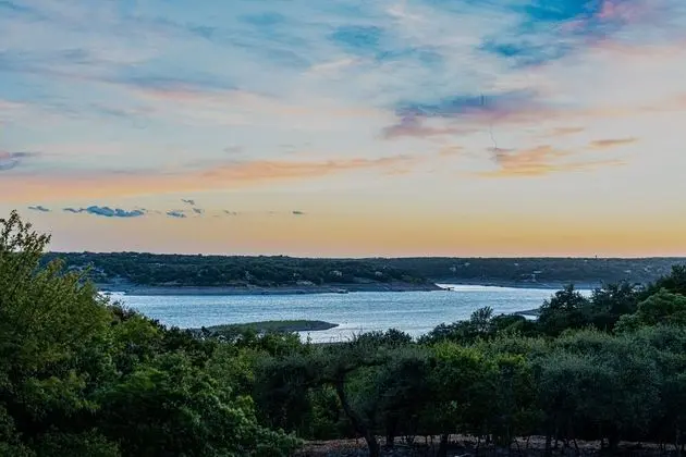 Lavish Lake Getaway - Plaj