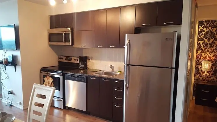 Lavish Suites- New Two Bedroom - Amazing CN Tower View - Mutfak