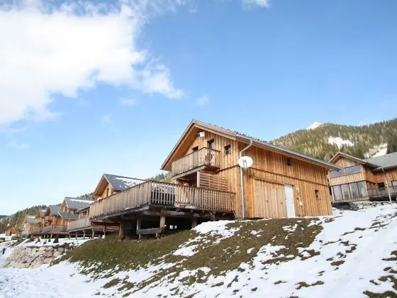 Lavish Wooded Chalet with Sauna & Hot Tub in Hohentauern - Dış Mekan