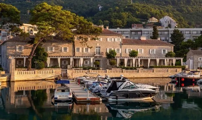 Lazure Hotel and Marina