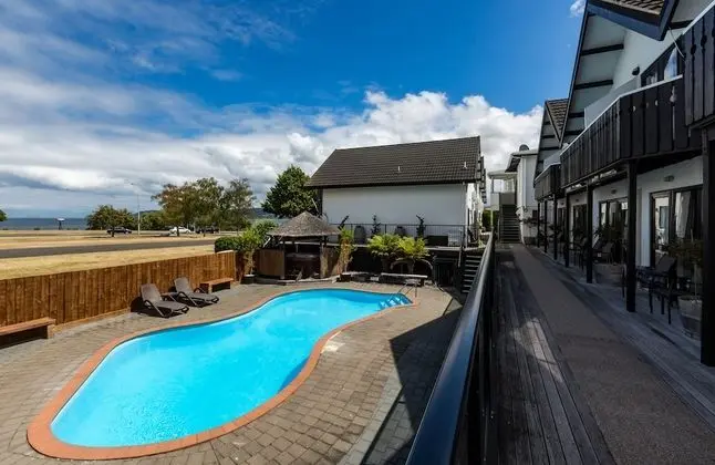 Le Chalet Suisse Motel Apartments - Havuz