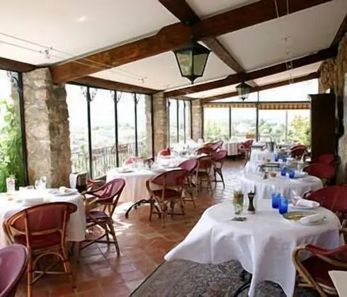 Le Chateau d'Argens - Yerinde Yemek