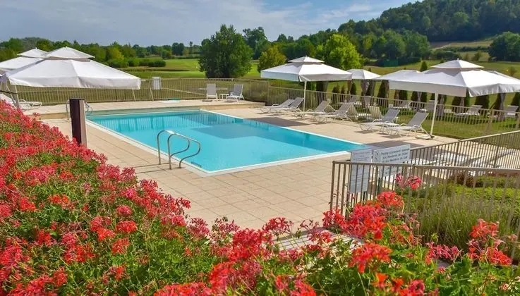 Le clos champagnac at Hotel Golf Chateau de Chailly - Havuz