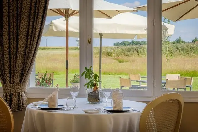 Le Fleuray Hotel & Restaurant Le Colonial - Yerinde Yemek