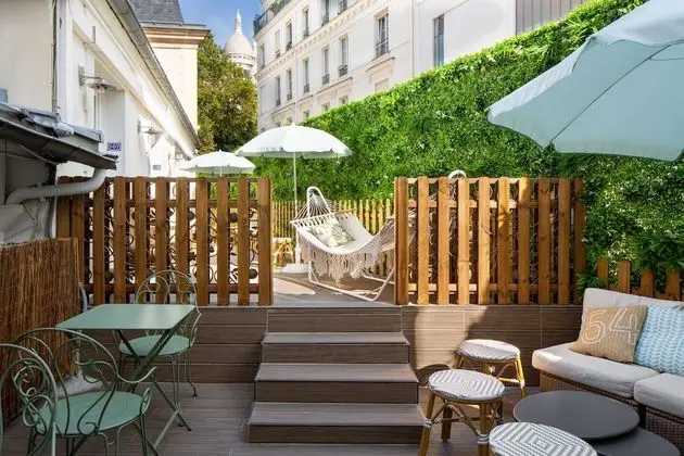 Le Village Montmartre by Hiphophostels