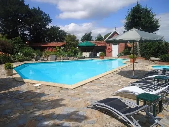 HOTEL LE MANOIR DE LA BARBACANE - Havuz