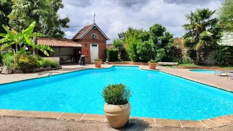 HOTEL LE MANOIR DE LA BARBACANE - Havuz