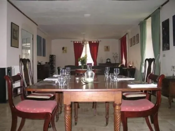 Le Voltaire Chambres et Table d'Hotes - Yerinde Yemek