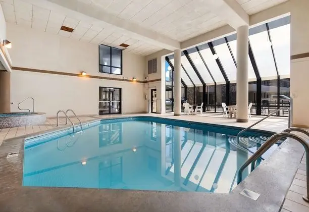 LeConte Motor Lodge A Ramada by Wyndham - Havuz