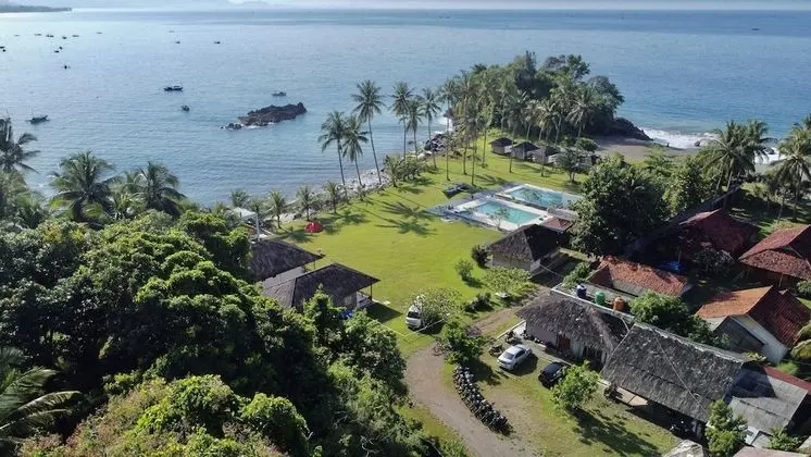 Legon Pari Beach Resort