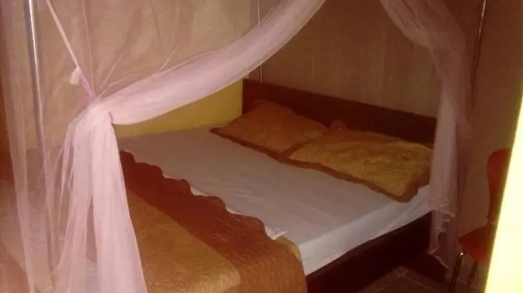 LEISURE VILLAGE HOTEL