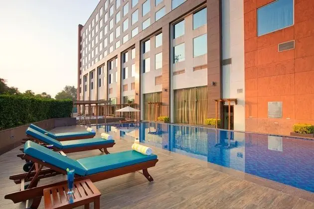 Lemon Tree Hotel Sohna Road - Havuz