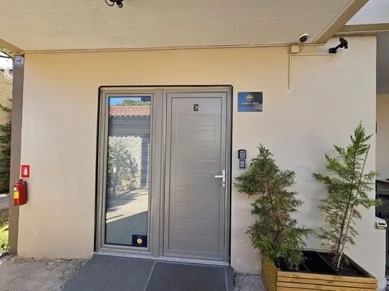 Lemon Tree Suites Near ATH Airport - Dış Mekan
