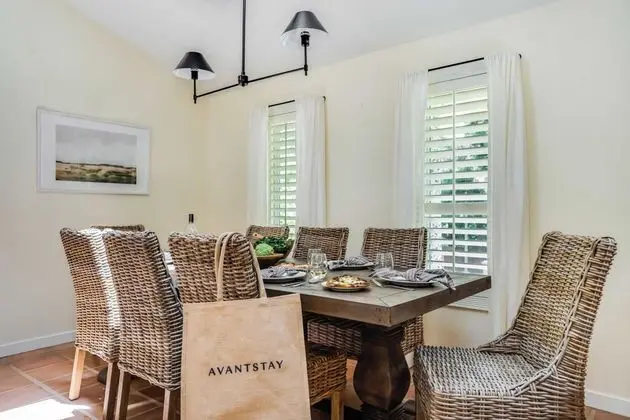 León by Avantstay Private Breathtaking Character Cottage w/ Pool & Hot Tub - Yerinde Yemek