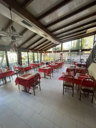 Hotel Les Cigalons - Yerinde Yemek