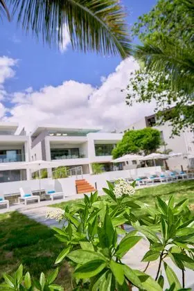 Les Estivales Beachfront Suites & Penthouses by Lo