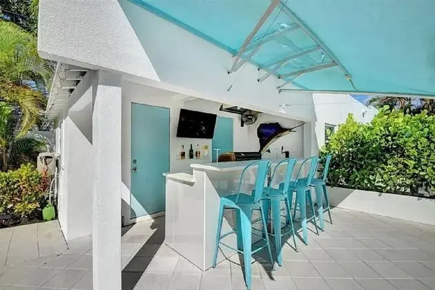 The Lewis Properties - Dış Mekan