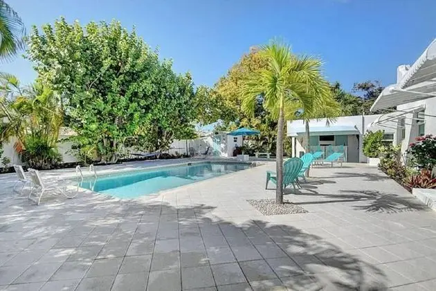 The Lewis Properties - Dış Mekan