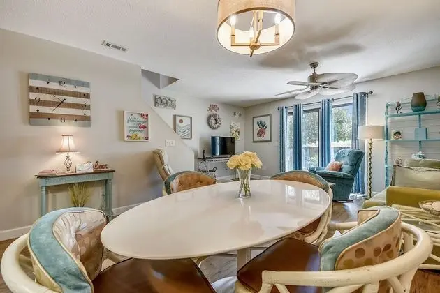Liberty Beach by Book That Condo - Oda Düzeni