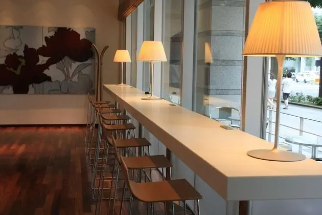 Library Hotel Higashi Nibancho - Lobi