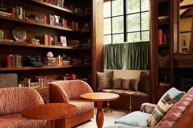 Life House Berkshires - Lobi