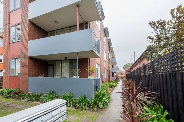 Light 2 Bedroom Apartment in Elwood With Balcony