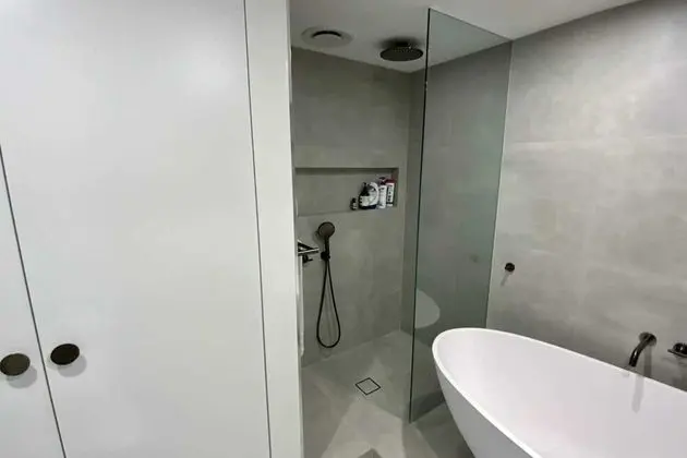Light-filled Converted Warehouse 2 Bedroom Apartment in Prahran - Banyo Tipleri