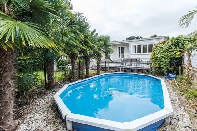 Light-filled Newly Renovated 3 Bedroom Villa in Remuera - Havuz