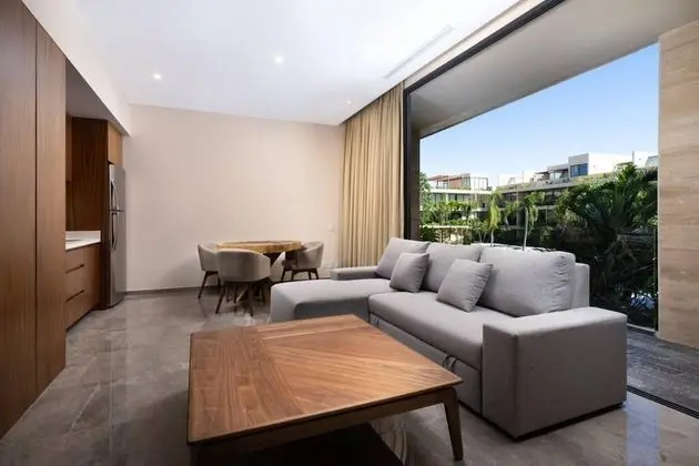 Light Filled And Stylish Studio Private Balcony Pool View Free Shuttle to the Beach Club Gym