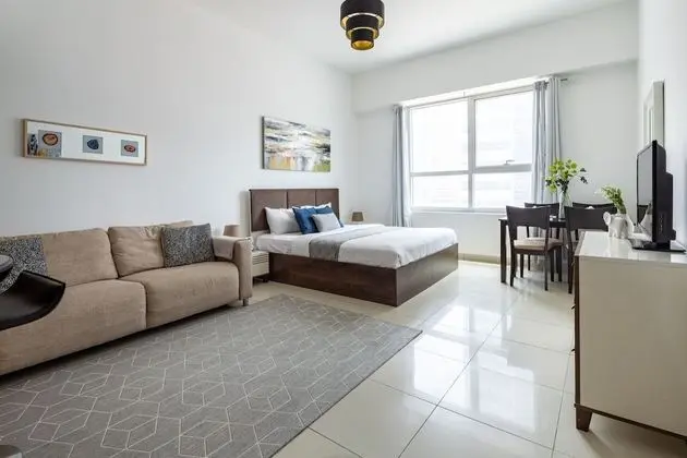 Light and Modern Studio in Jlt! Sleeps 3!