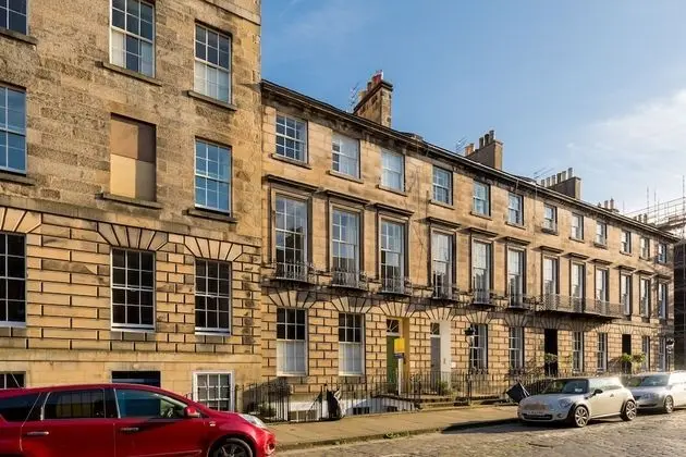 Light and Spacious 2 Bedroom Flat in Heart of Edinburgh