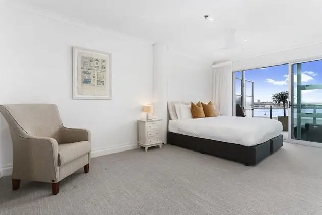 Light and spacious w incredible harbour views - Oda