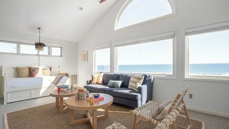 Lighthouse by Avantstay Beachfront View Home w/ Pool Table & Ping Pong - İç Mekan