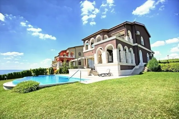 Lighthouse Luxe Estate Apart & Villas